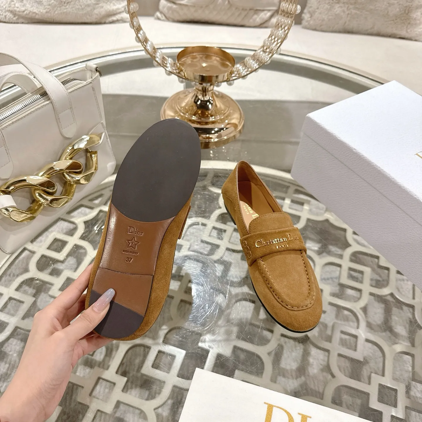 👟👟Ex-factory price 640👟👟 🍸 Dior Dior | 2025 ˢˢD Home 2025 Spring and Summer New Products The latest popular slip-on letter buckle loafers series〰 Original purchase, development and production👍🏻This Dior loafer is carefully made of black glossy cow leather, and the front letter plate is decorated with golden tone Christian Dior Paris logo. Paired with a leather-injected outsole, it adds classic style to any casual look. Upper: original cowhide/cow suede, lining: cowhide, outsole: injection molded leather outsole imported from Italy, heel height: 1cm, size: 35-42 (customized at 40.41.42)